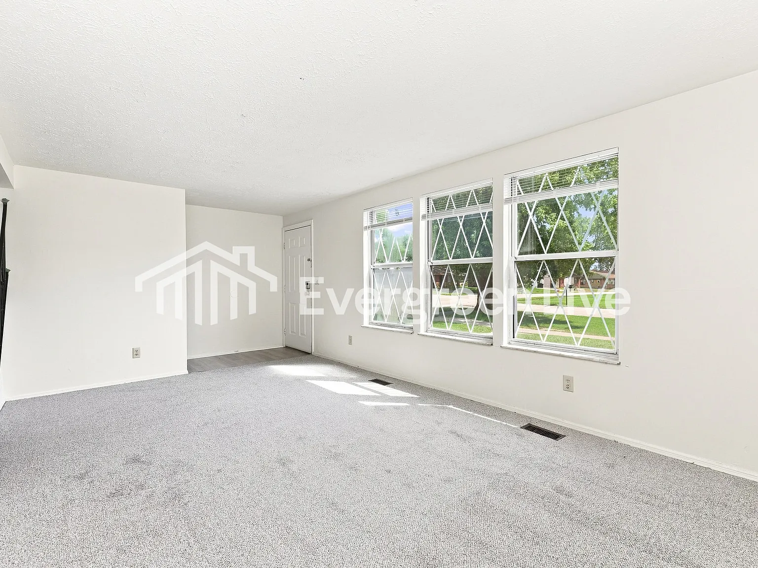 3 bed, 1.5 bath, 1555 sqft, $1,145 — Photo 3