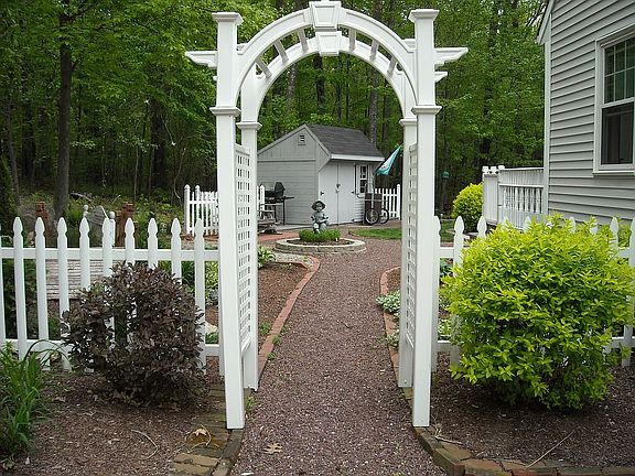 DRIVEWAY SIDE GARDEN TO BACK