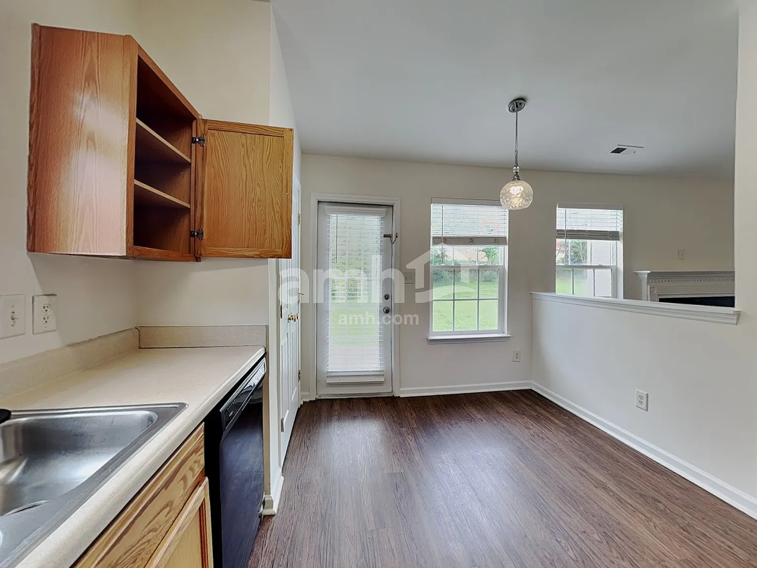 3 bed, 2.0 bath, 1204 sqft, $1,815 — Photo 4