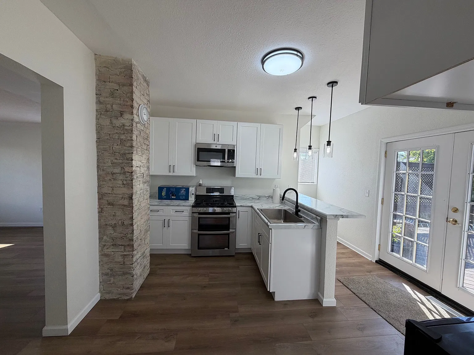 3 bed, 1.5 bath, 1152 sqft, $2,000 — Photo 3