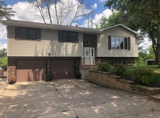 2260 Jaeger Dr, Dubuque, IA 52003