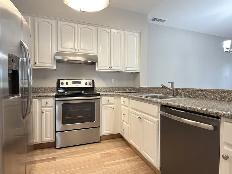 97 E Saint James St #27 — Photo 6
