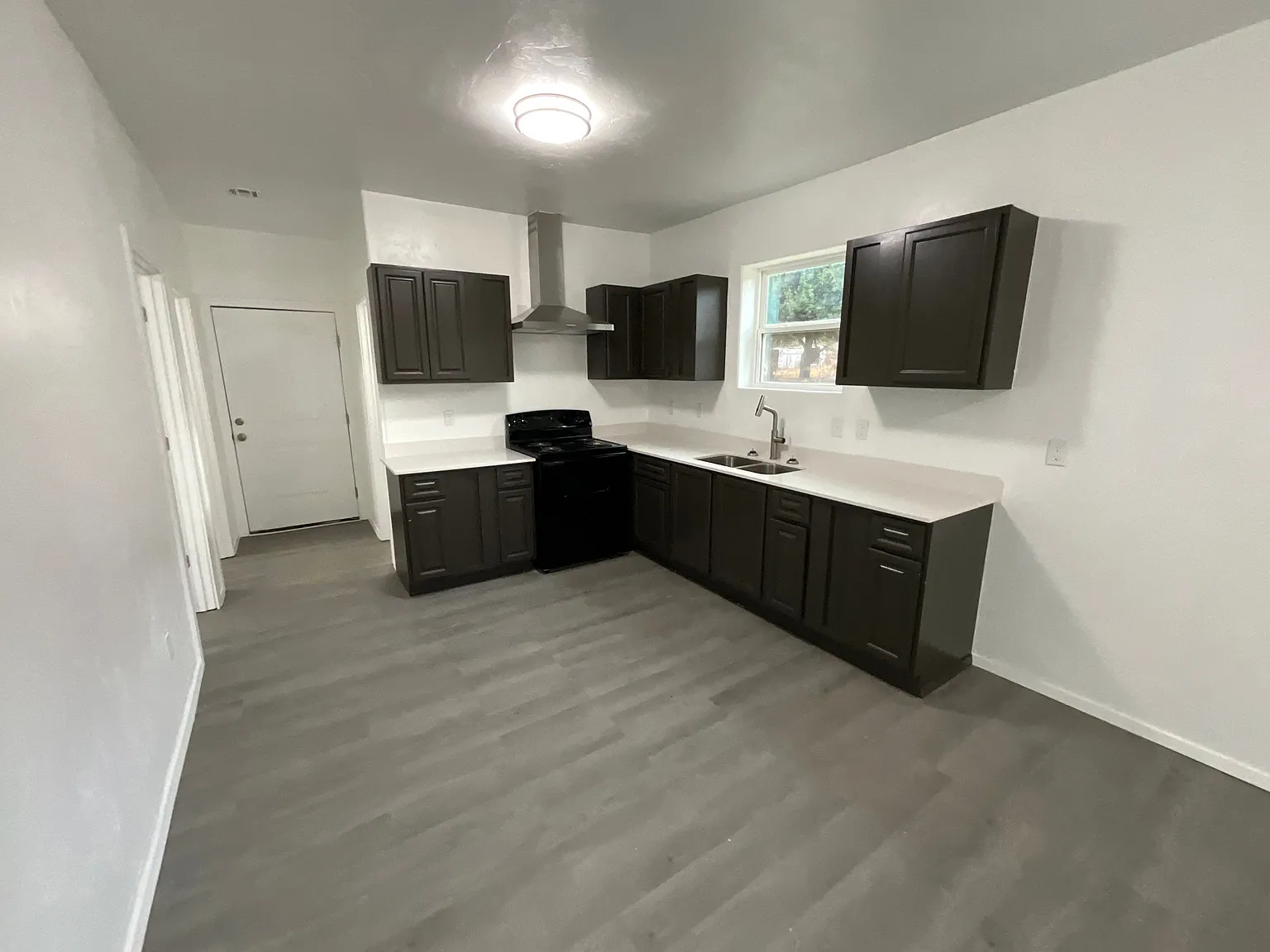 3 bed, 924 sqft, $1,250 — Photo 3