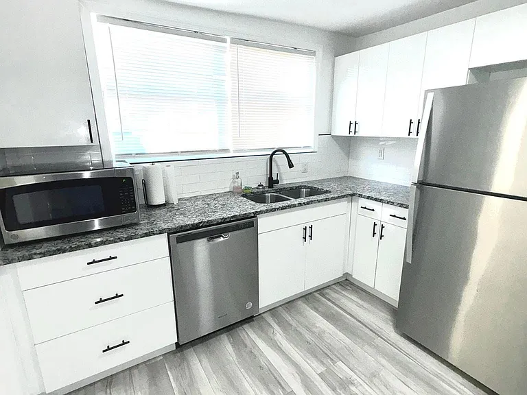 1211 E 18th Ave #B — Photo 2