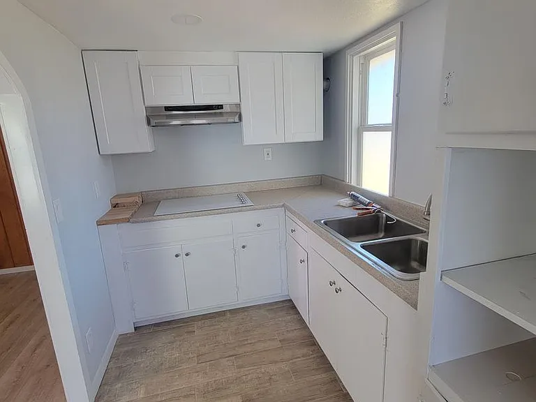 1315 W 4th St — Photo 14
