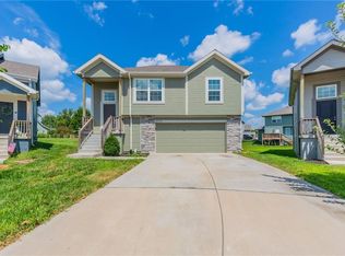 21718 Southcreek Ct, Peculiar, MO 64078