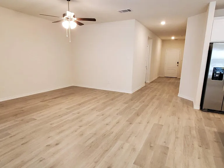 2107 Camellia St — Photo 3