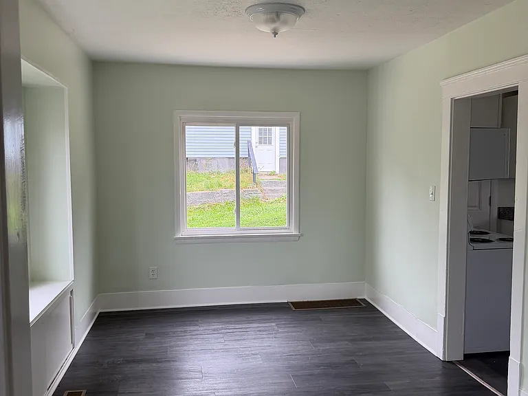 985 W Wilbeth Rd — Photo 4