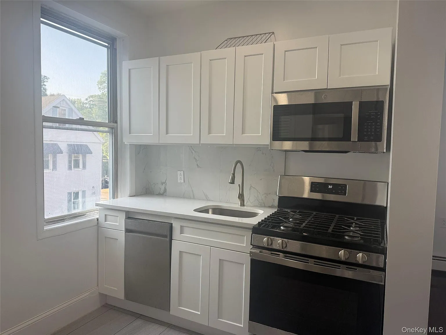3 bed, 1.0 bath, 925 sqft, $3,300 — Photo 2