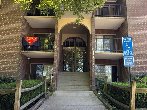 3314 Woodburn Village Dr APT 13, Annandale, VA 22003