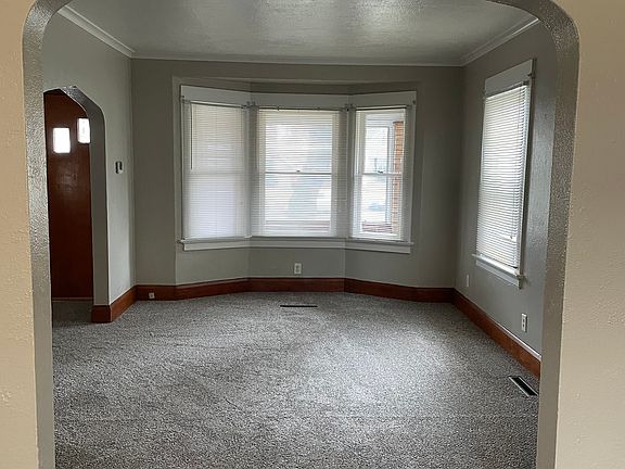 Bay window facing the front , beautiful new carpet with plush pad,