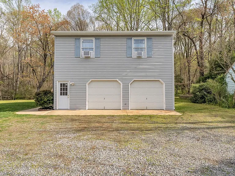 19 Limox Ln #B — Photo 2