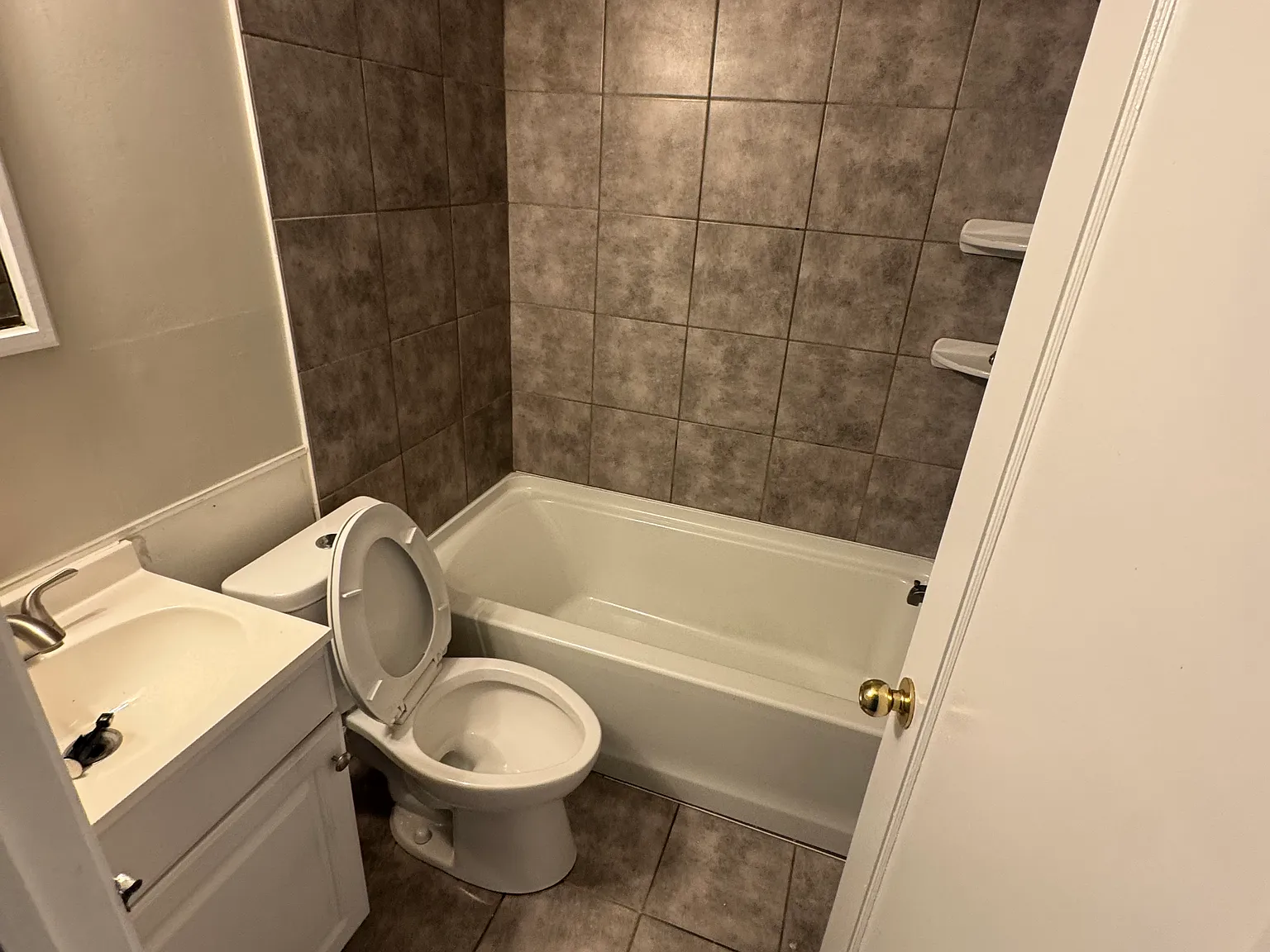 3 bed, 1100 sqft, $1,800 — Photo 2