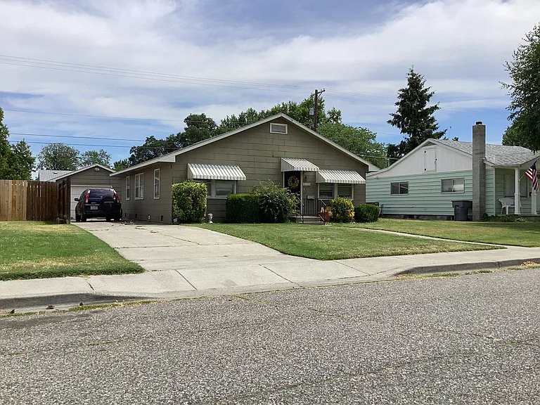 1210 Potter Ave — Photo 2