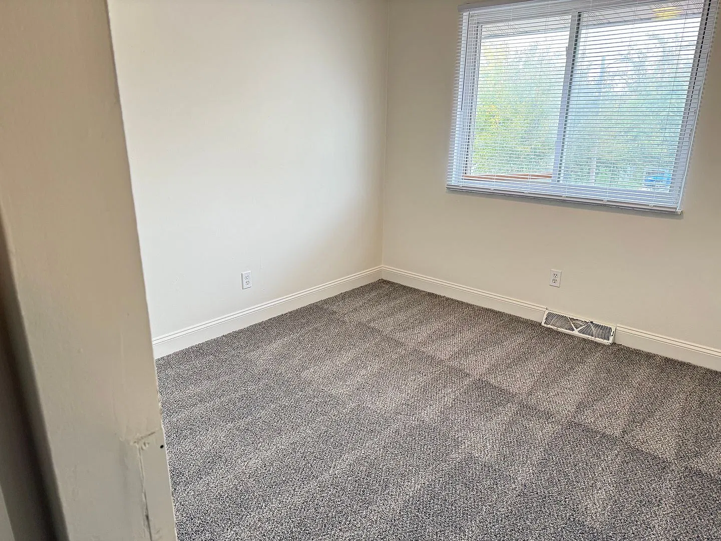 Great 2 BR apartment in Normal with car port — Photo 4