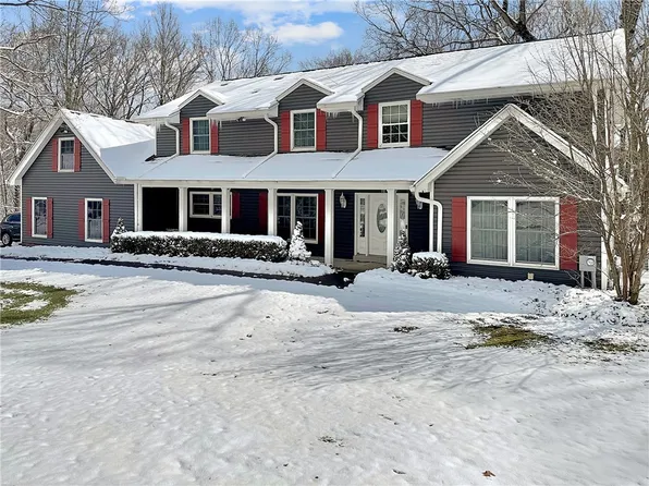 2776 Valleyview Dr, Lower Burrell, PA 15068