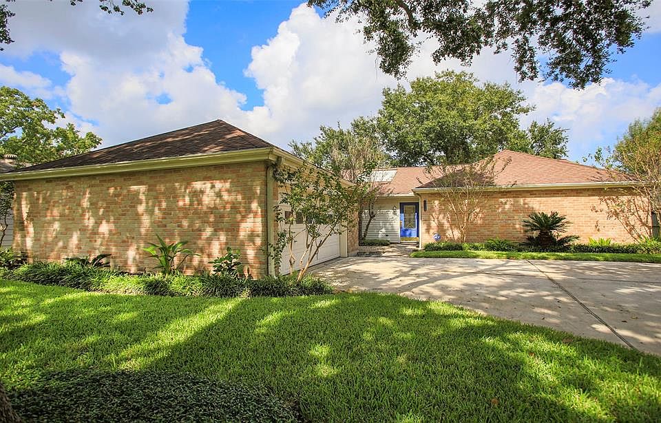 This special, well maintained 4 bedroom, two bath in Village West will be a prize to a buyer. All big ticket items have been taken care of. Convenient energy corridor location and just a short drive to I-10 and beltway 8.