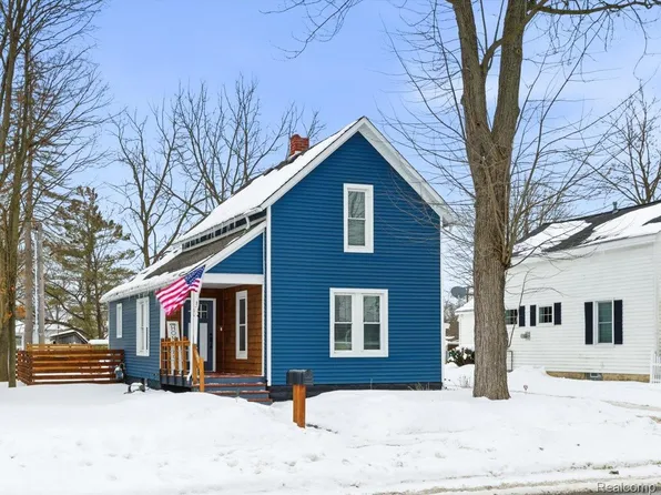 1207 Clinton Ave, Saint Clair, MI 48079