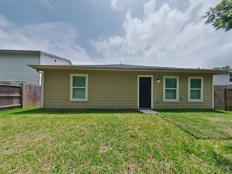 10050 Cerritos Dr — Photo 15
