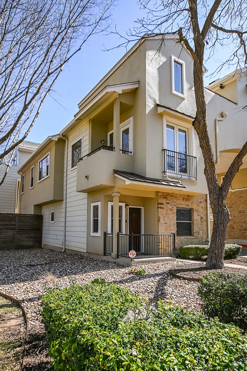 Building Photo - 1115 Kinney Ave #1