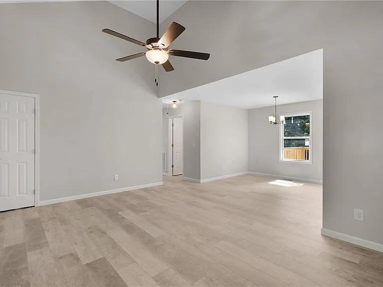 135 Holly Creek Dr — Photo 5