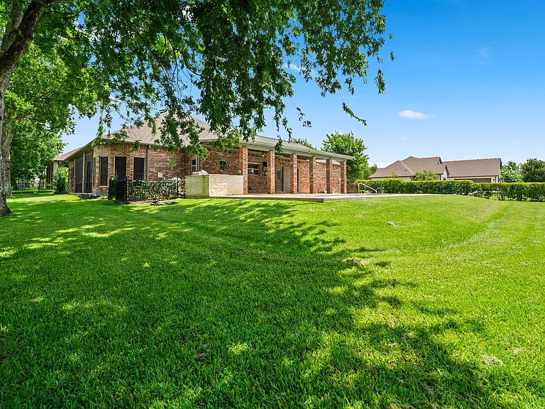 118 Hillsborough Dr W — Photo 27