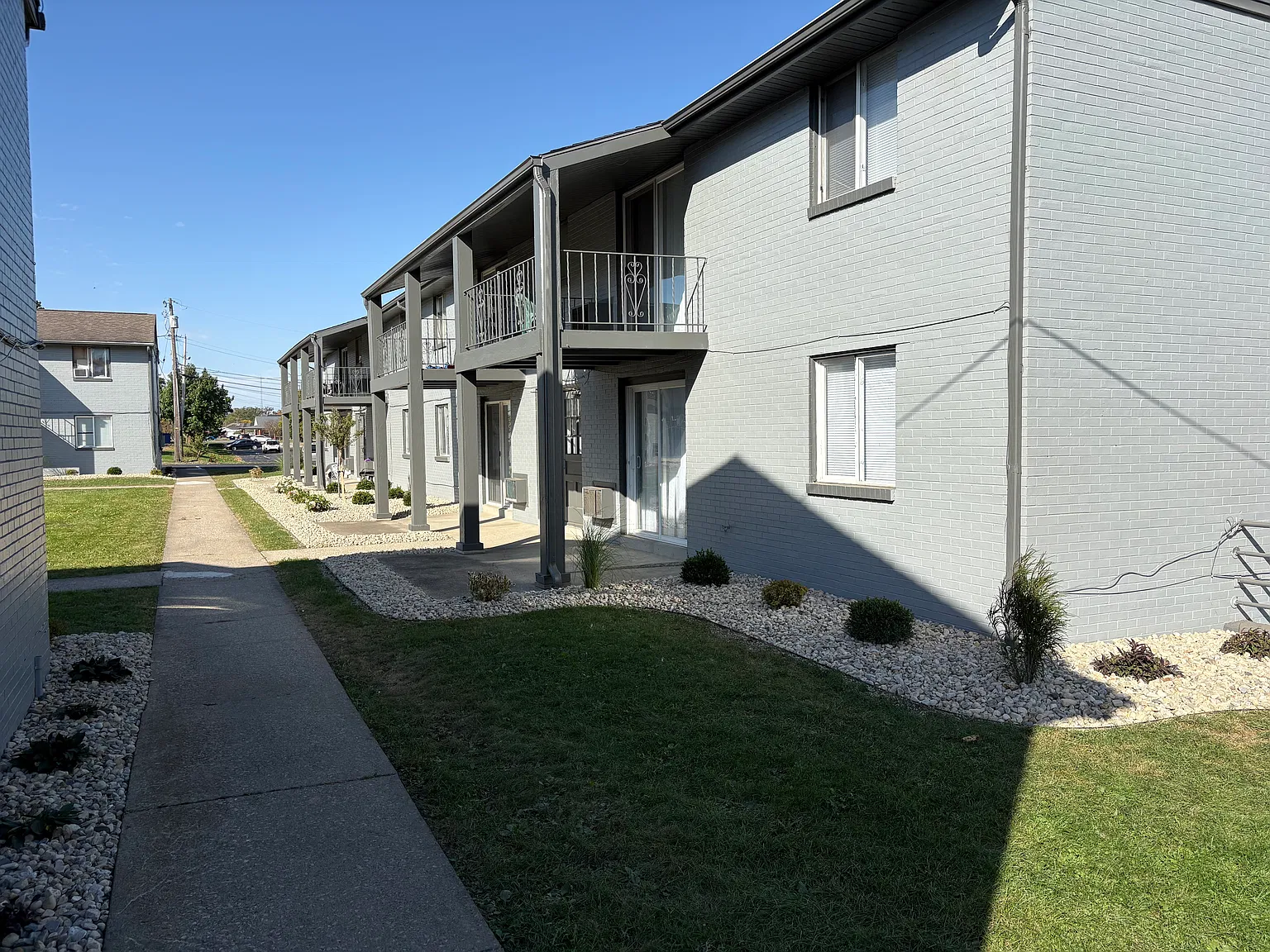 2 bed, 1000 sqft, $1,200 — Photo 2