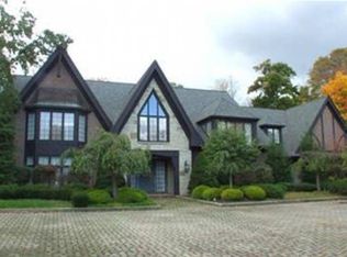 1860 Surrey Pl, Gates Mills, OH 44040