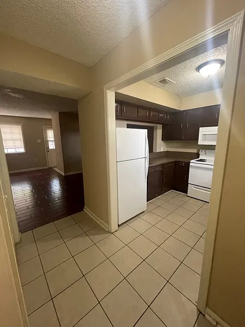 2 bed, 1.5 bath, 1100 sqft, $1,100 — Photo 2