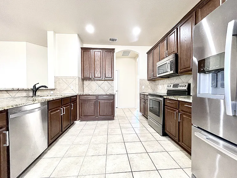 Large kitchen open kitchen, with ample storage and counter space, comes with full stainless steel appliance package