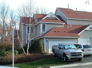 1 Petersburg Ct, Oak Ridge, NJ 07438