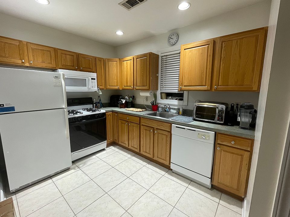 1st image of 17 Burnside Ave Unit 2