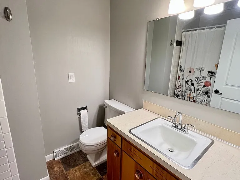 2539 Howard Ave — Photo 10