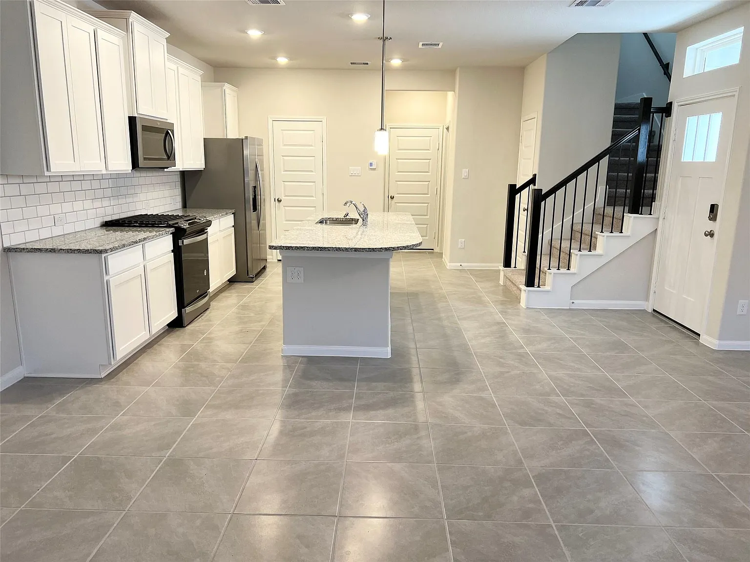 3 bed, 2.5 bath, 1693 sqft, $2,750 — Photo 3