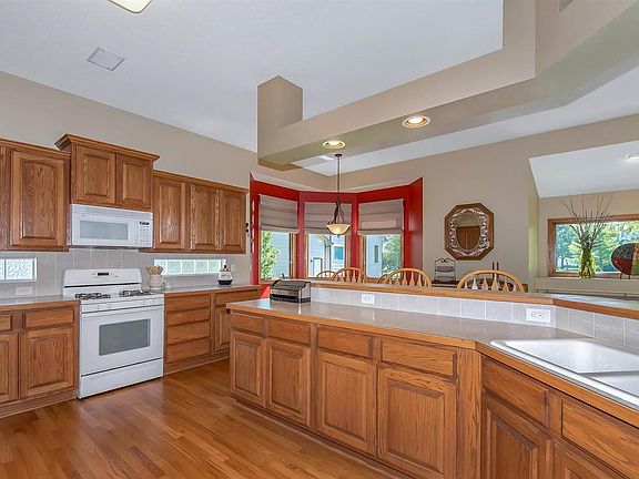 3rd image of 3422 Bridgewood Cir