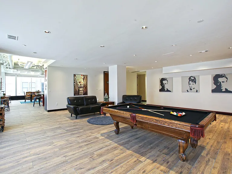 Gallery 720 — Photo 8