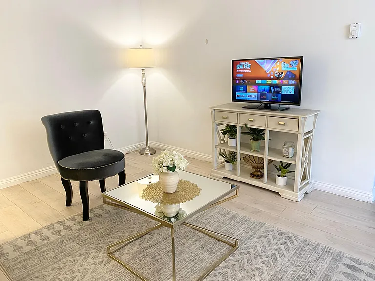 1228 S Saltair Ave #4 — Photo 3