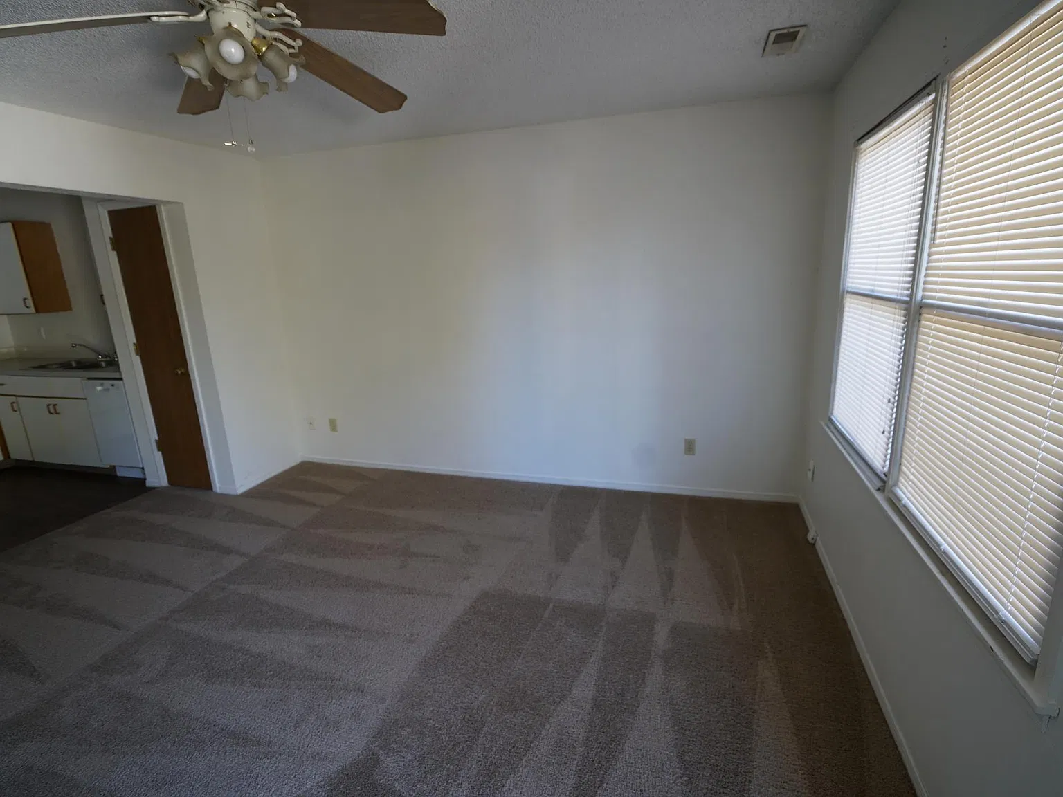 3 bed, 912 sqft, $985 — Photo 3