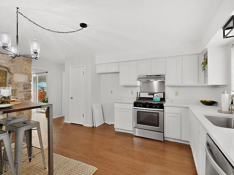 3403 Burliegh Cv — Photo 10