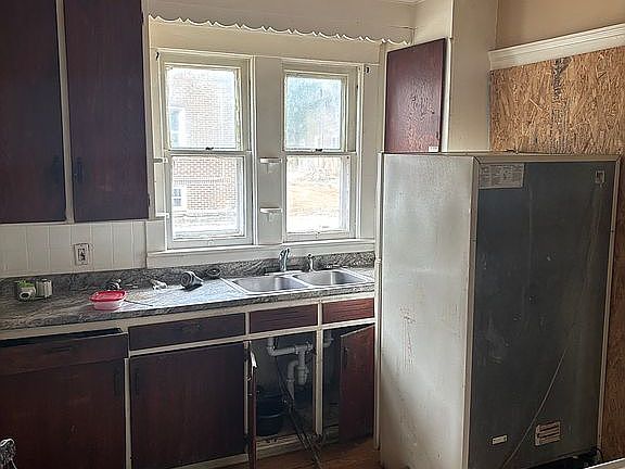 4th image of 591 Schiller Ave