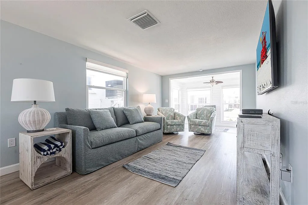 2 bed, 2.0 bath, 672 sqft, $9,000 — Photo 4