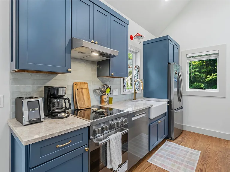 103 Hastings Ave — Photo 5