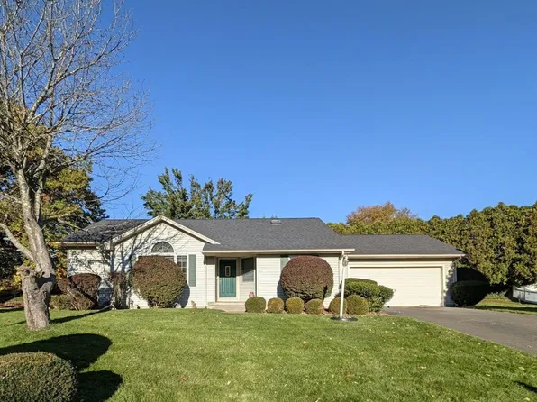 60 Applewood Ln, South Hadley, MA 01075