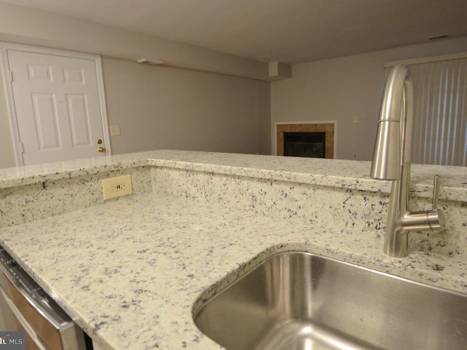 1 bed, 1.0 bath, 694 sqft, $2,000 — Photo 4