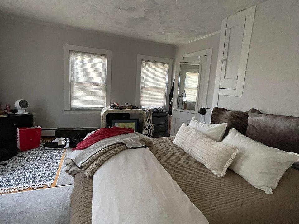 2nd image of 32 Pearl St
