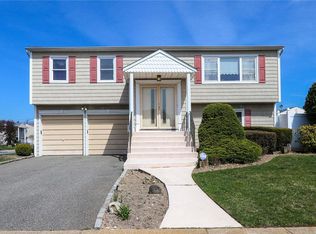 2725 Ellen Rd, Bellmore, NY 11710