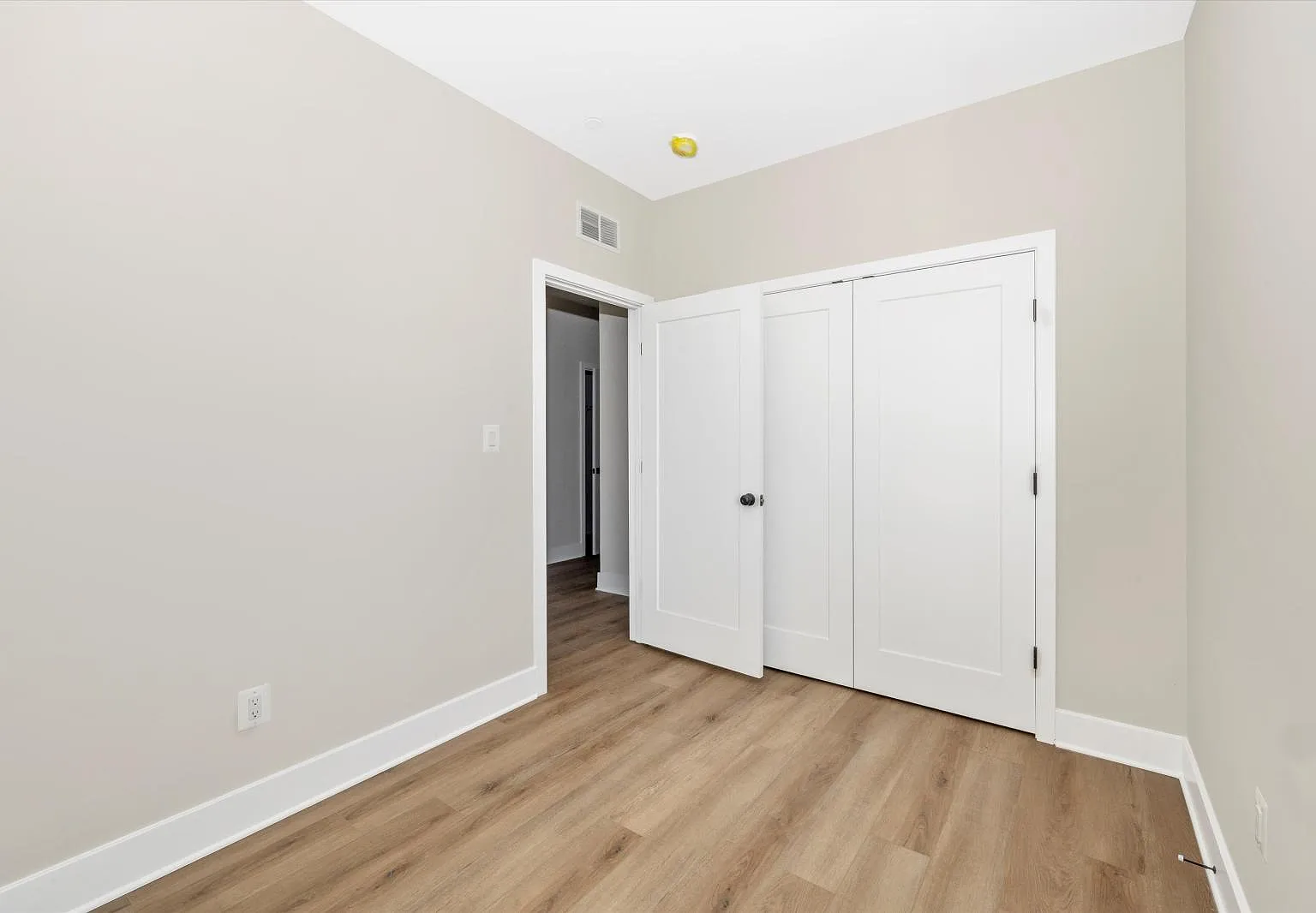 206 Broadway St - 3rd Fl - Room 3 — Photo 4