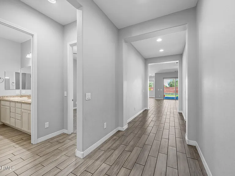 884 E Ladbroke Way — Photo 2