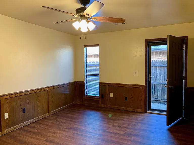 1419 Pickford Ln — Photo 5