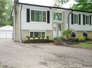 3220 Chenoa St, Commerce Township, MI